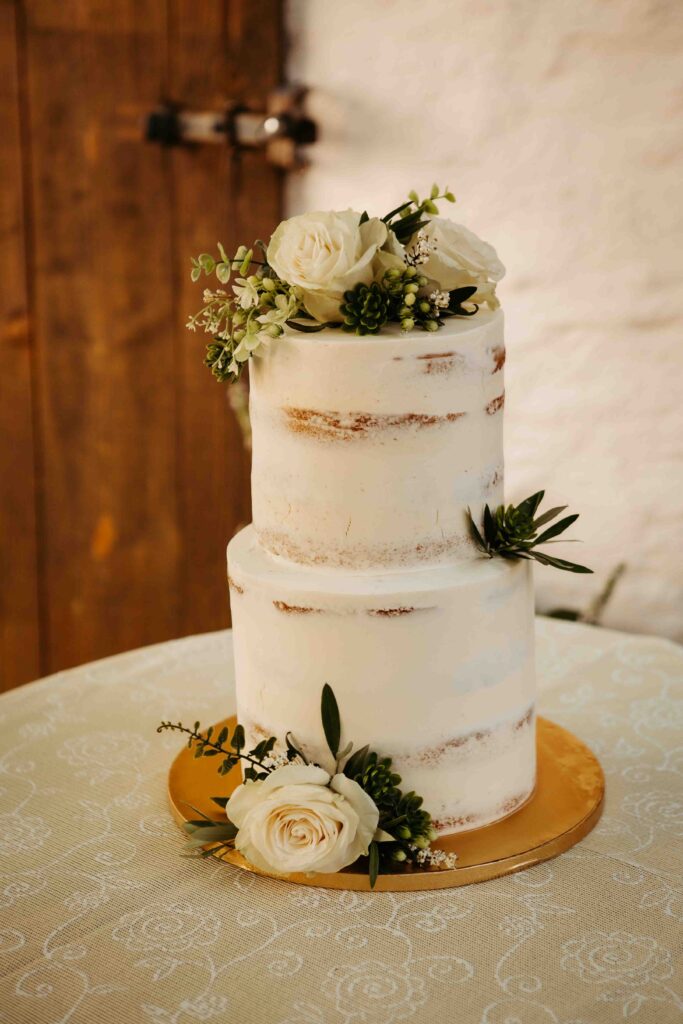 Mehrstöckige Hochzeitstorte als Highlight der Feier