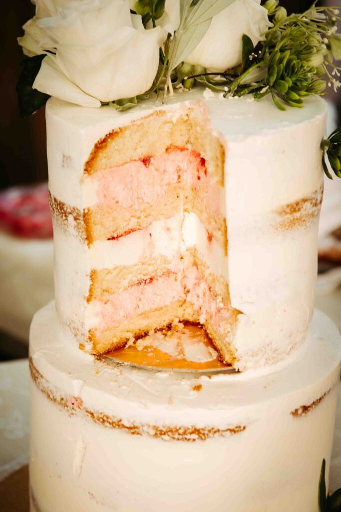 Hochzeitstorte nach dem Anschnitt, Stück wurde entnommen