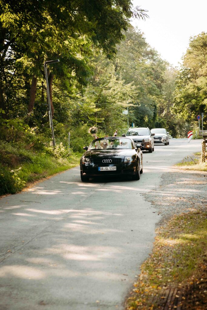 Braut und Bräutigam treffen an der Hochzeitslocation ein