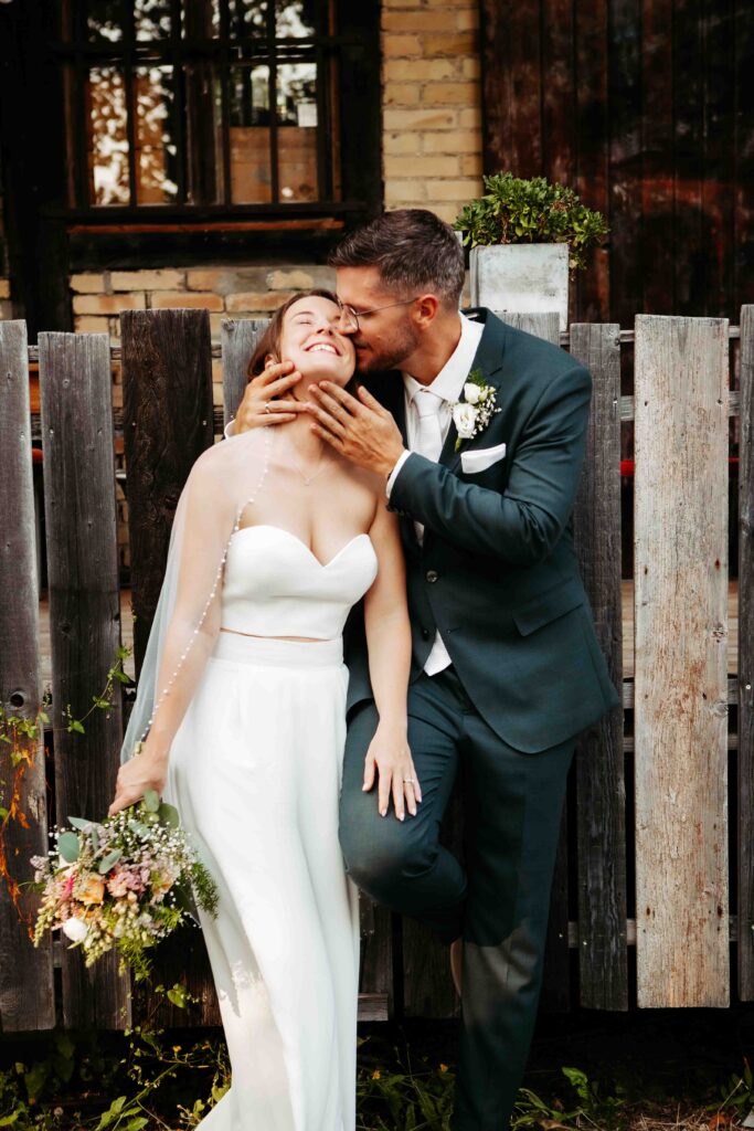Brautpaar-Shooting am Holzzaun in natürlicher Umgebung