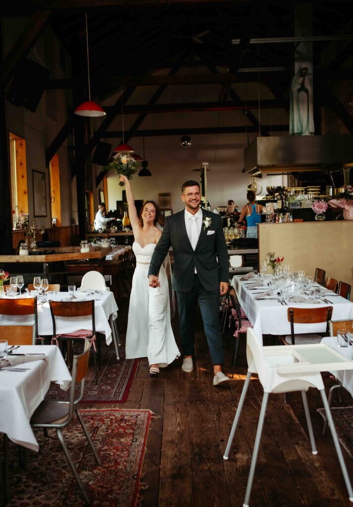 Braut und Bräutigam gemeinsam in der Location