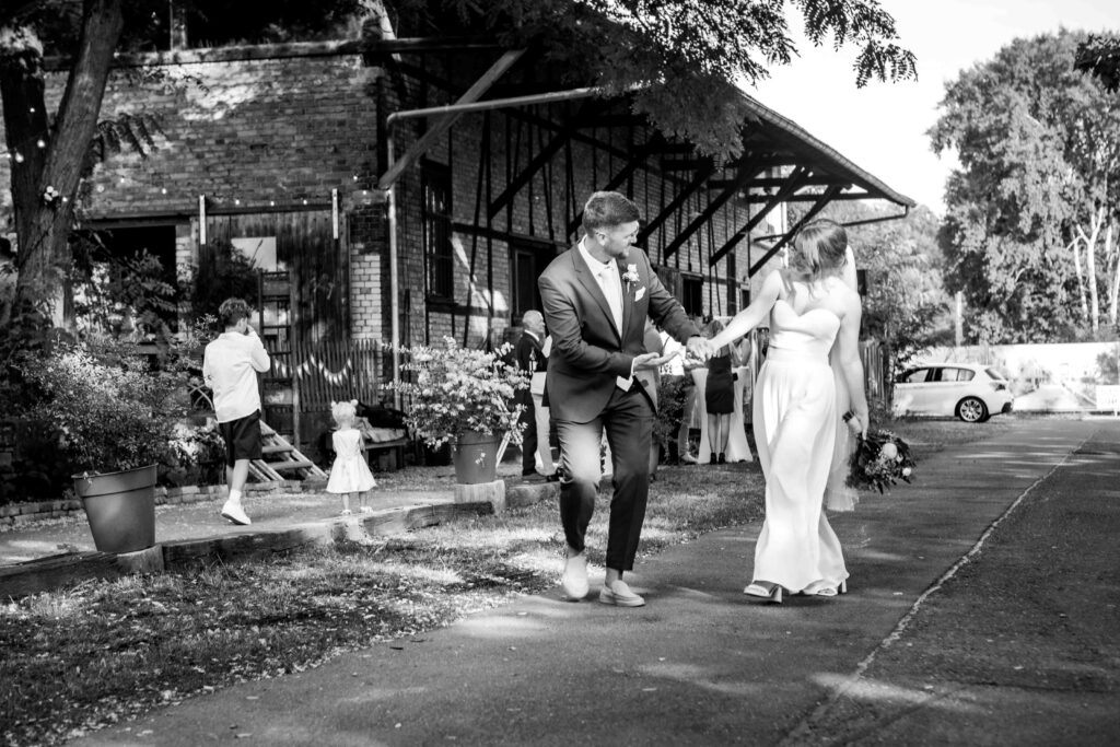 Brautpaar genießt einen Tanzmoment auf offener Straße