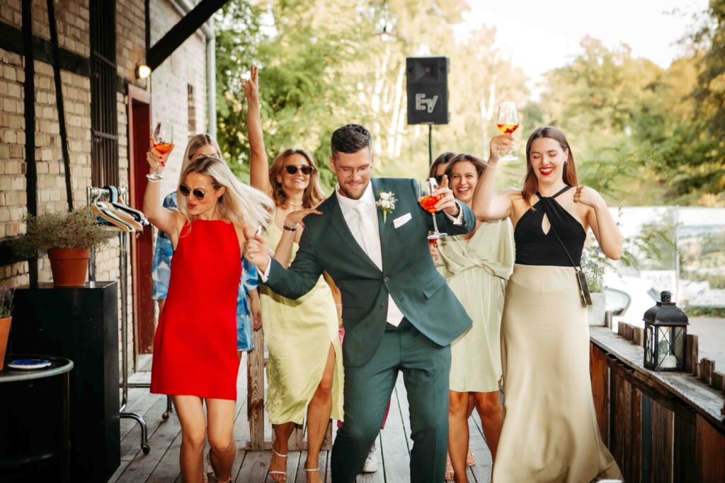 Fröhliches Gruppenfoto: Mann mit allen Mädels