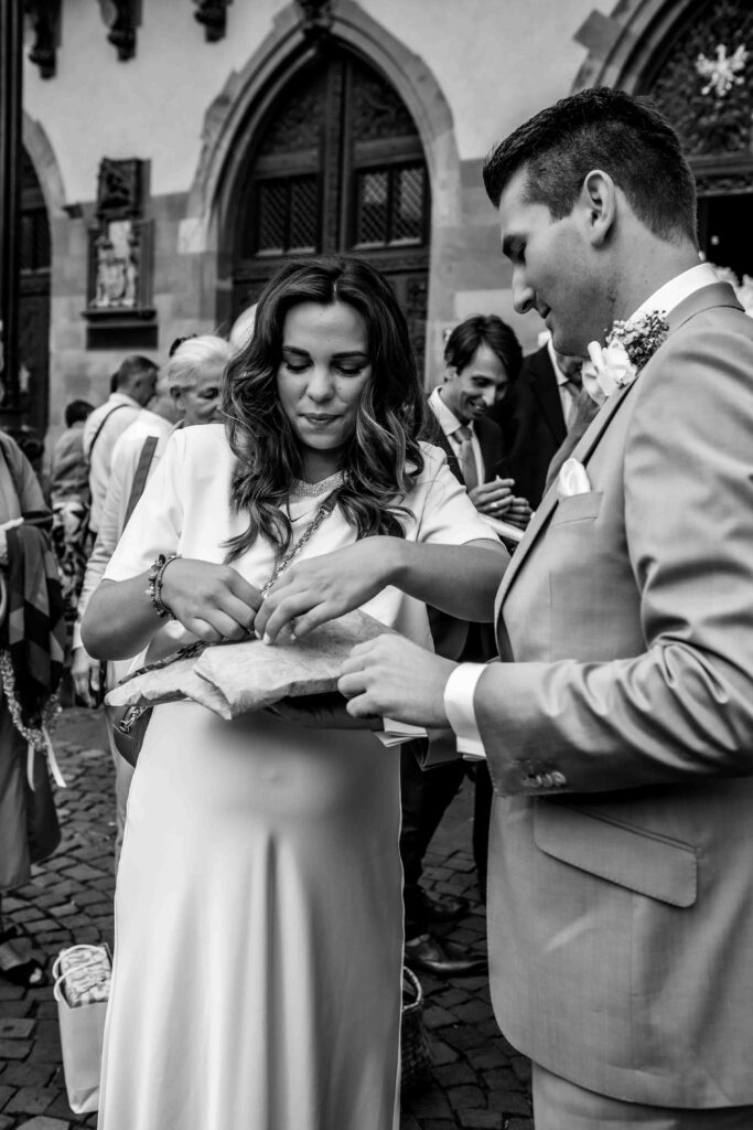 Brautpaar öffnet gemeinsam ein Hochzeitsgeschenk