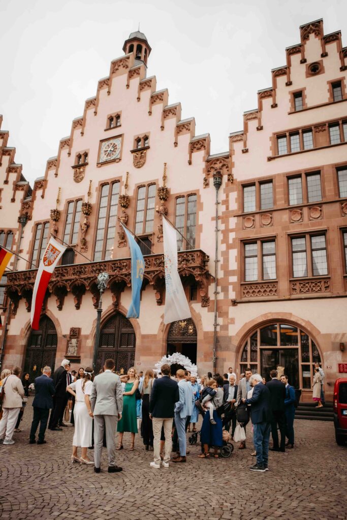 Gesamtansicht des Frankfurter Römers mit Gästen davor