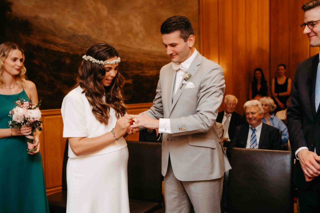 Eheringe werden während der Zeremonie getauscht