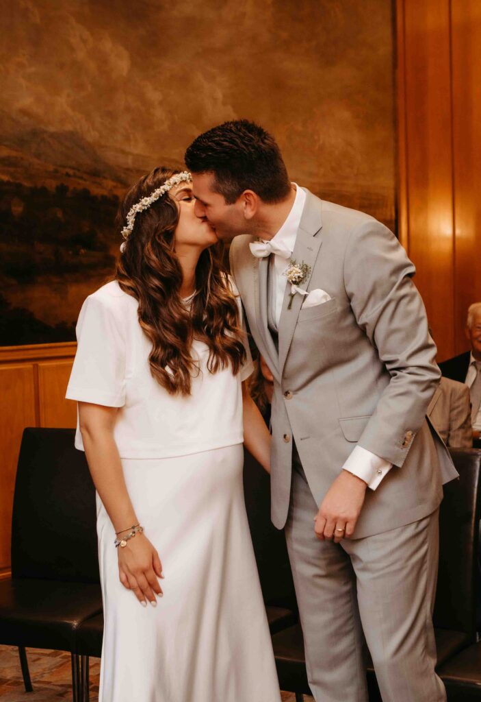 Romantischer Hochzeitskuss von Braut und Bräutigam
