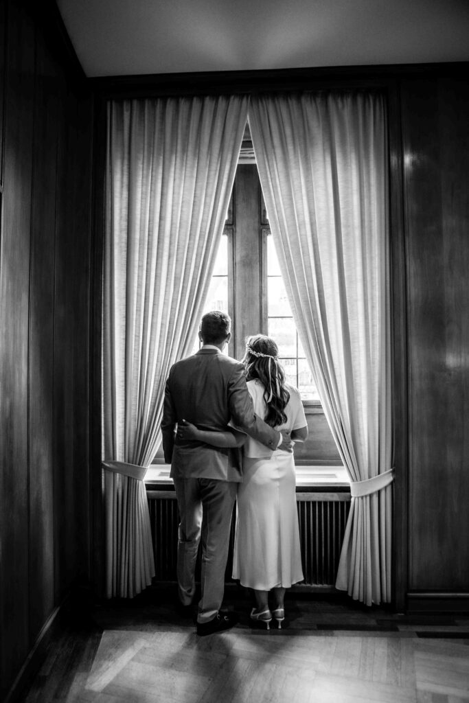 Braut steht am Fenster des Römers und schaut hinaus