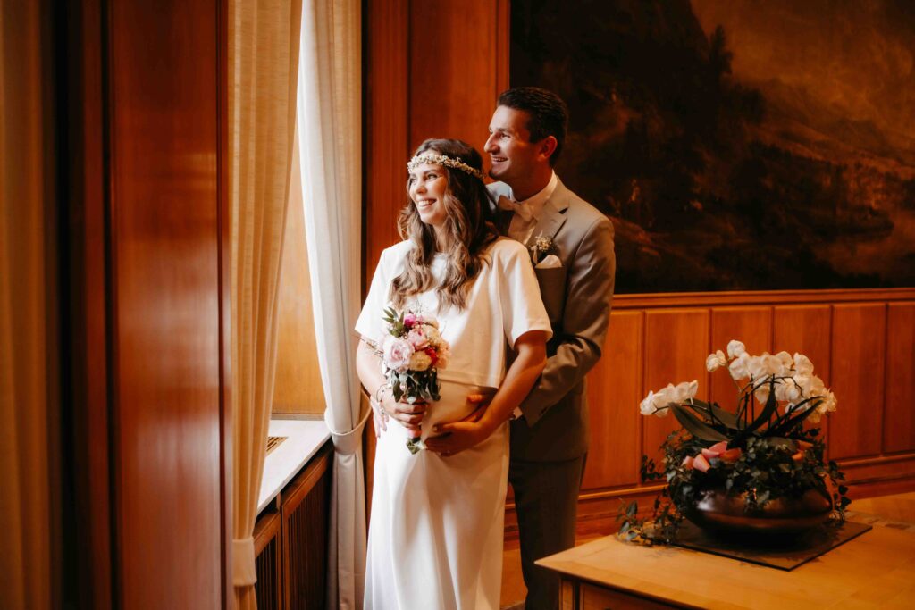 Braut posiert am Fenster des Römers und schaut nach draußen