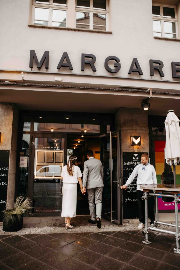 Braut und Bräutigam betreten gemeinsam die Hochzeitslocation