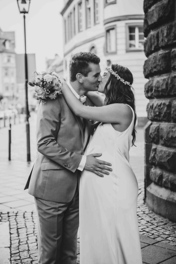 Liebevoller Kuss des Brautpaars