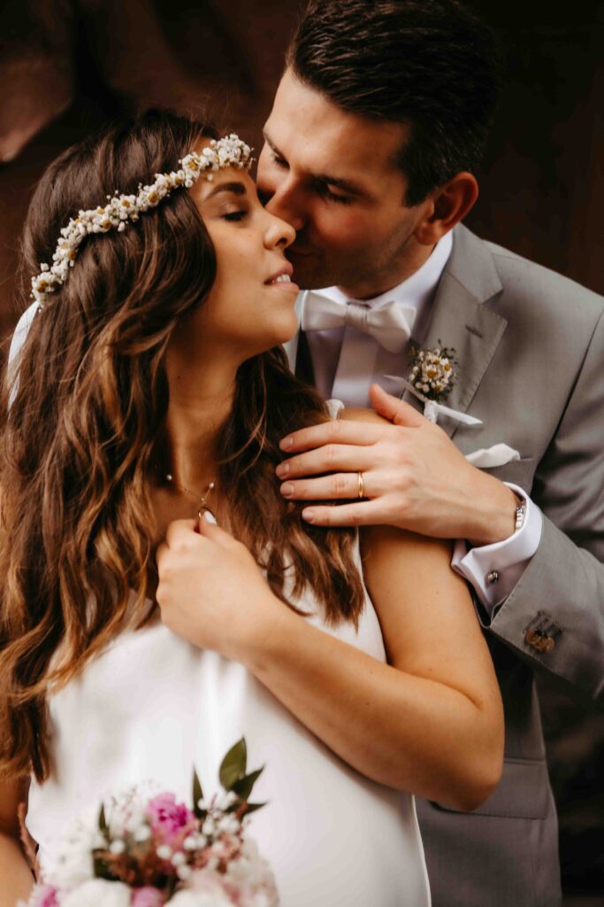 Inniger Kuss des Paares während des Shootings