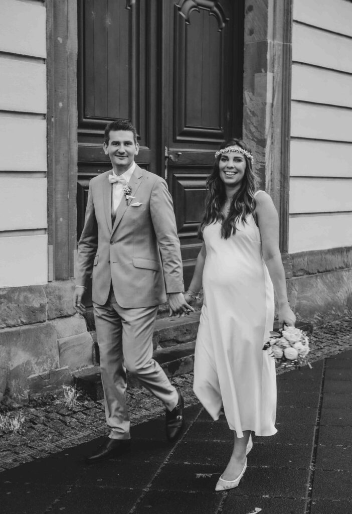 Spaziergang während des Hochzeitsshootings