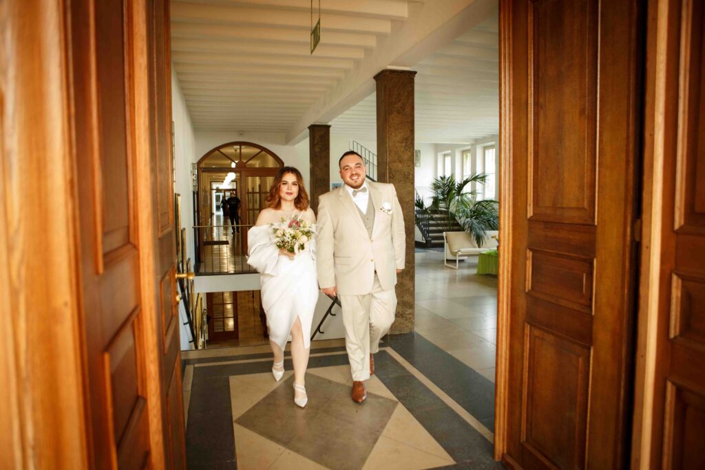 Braut und Bräutigam kommen gemeinsam ins Standesamt hinein