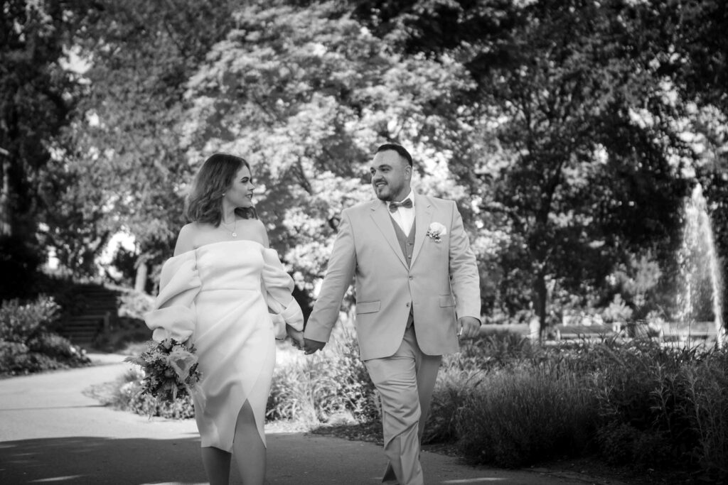 Brautpaar bewegt sich entspannt beim Spaziergang fürs Hochzeitsshooting