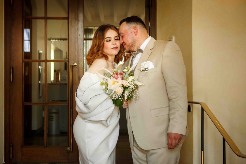 Bräutigam küsst die Braut beim Hochzeitsshooting