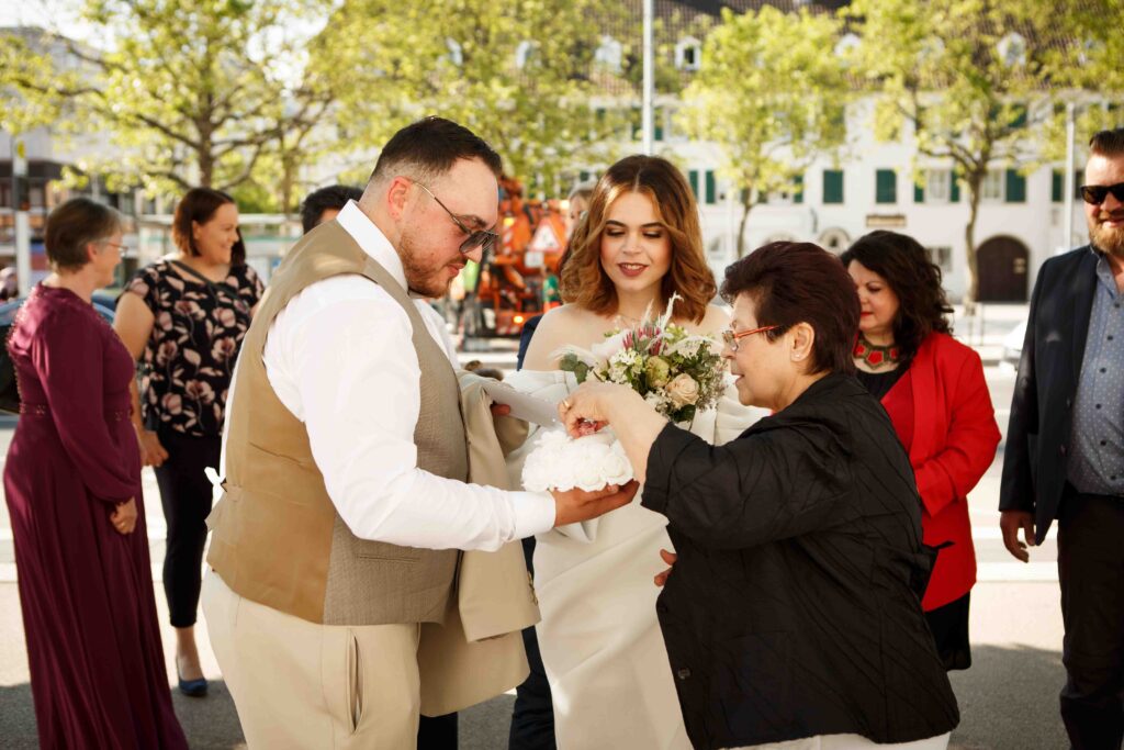 Hochzeitsringe werden gemeinsam angesehen