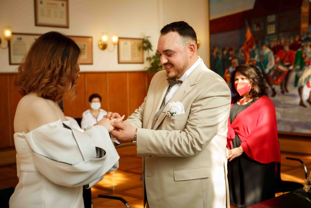 Zeremonie des Ringtausches – Bräutigam steckte der Braut den Ring an. Hochzeitsfotograf in der Event Galerie Obernburg