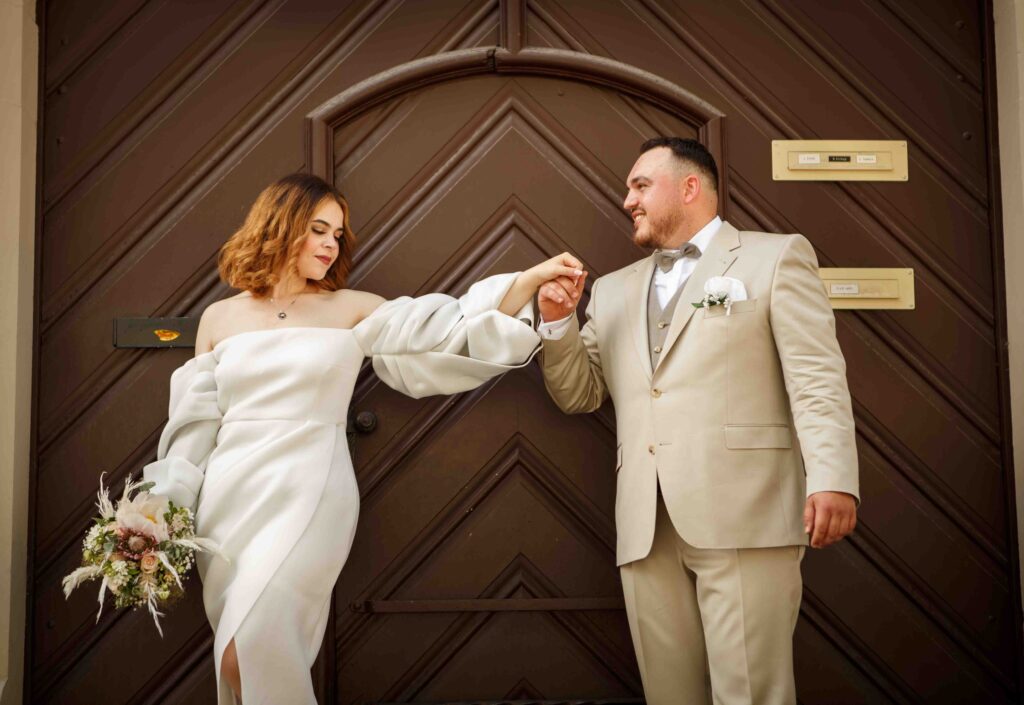 Brautpaar in liebevoller Pose während des Shootings