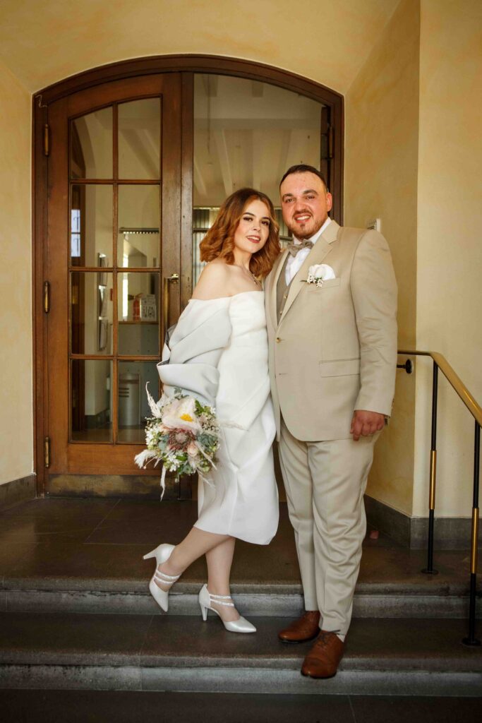 Braut und Bräutigam vor ihrer Hochzeitslocation