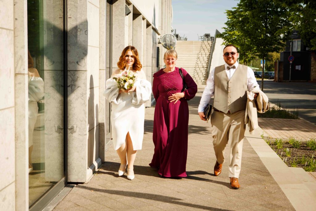 Brautpaar mit der Mutter des Bräutigams beim Hochzeitstag