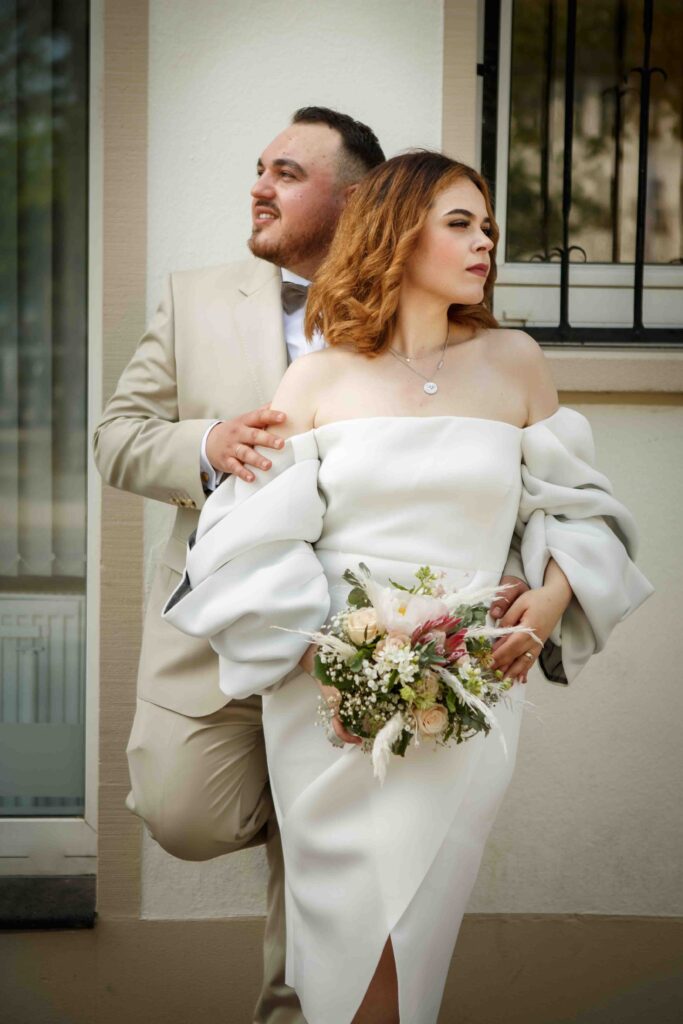 Kreatives Hochzeitsshooting, Paar schaut in entgegengesetzte Richtungen