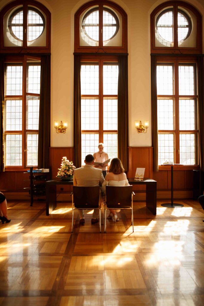 Sitzendes Brautpaar im Trausaal des Standesamts Rüsselsheim