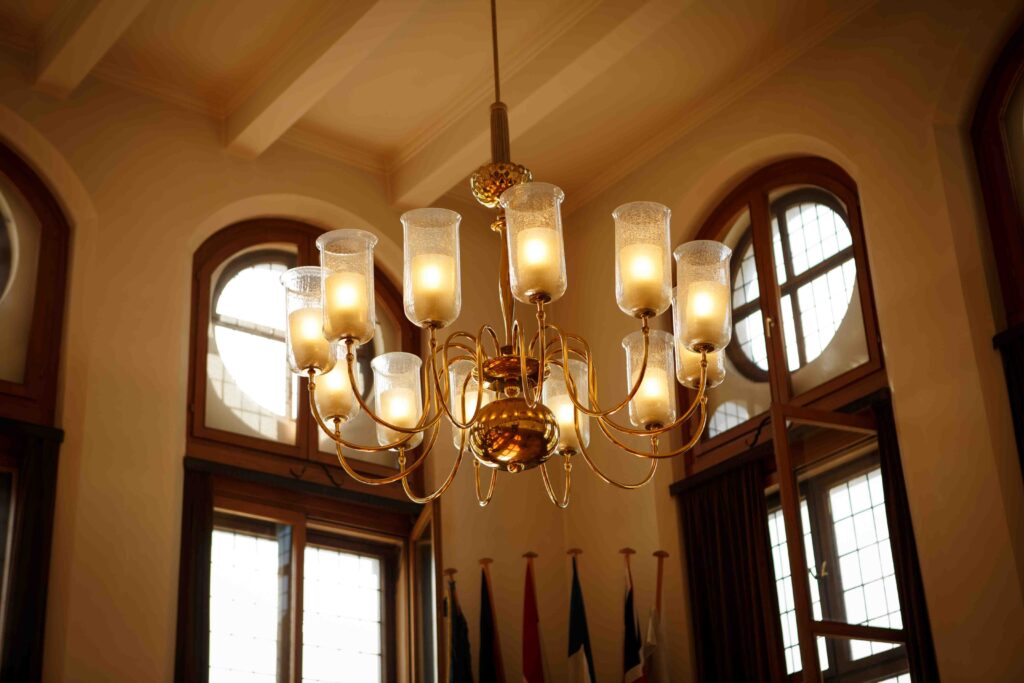 Eleganter Kronleuchter im Trausaal des Standesamts Rüsselsheim