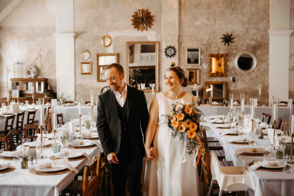 Brautpaar in der Location die Tische sind Geschmückt. freie Trauung in der Festhalle Flonheim