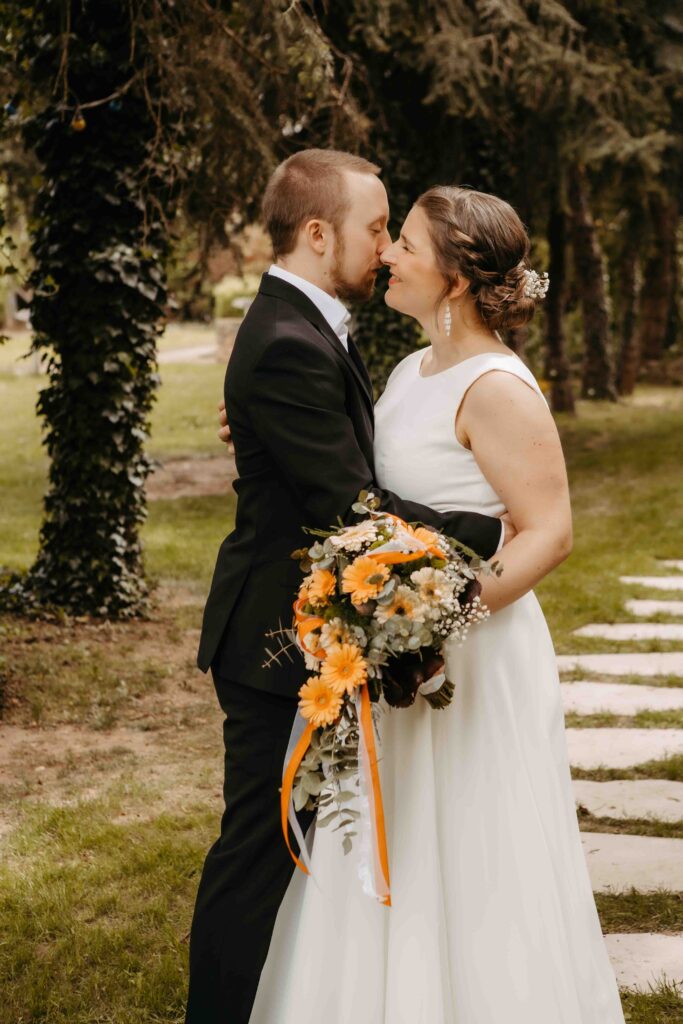 Das Brautpaar macht schöne Fotos von ihrer Hochzeit