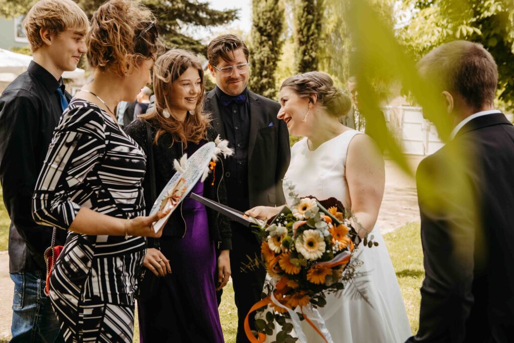 Braut und Bräutigam feiern mit Familie in Flonheim