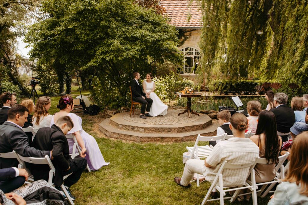 Hochzeitsgäste bei einer Feier in der Festhalle Flonheim
