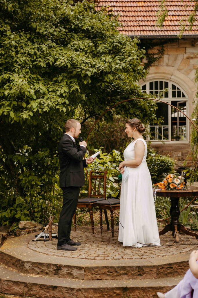 Liebevolle Details und besondere Augenblicke bei dieser Hochzeit in Flonheim.