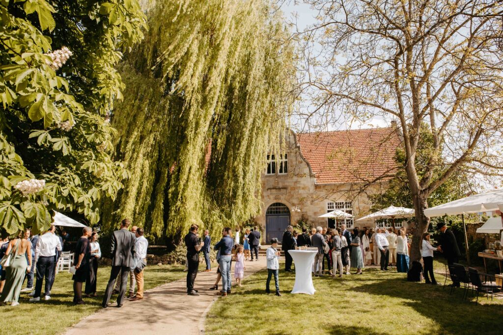 Gäste gratulieren dem Brautpaar in der Festhalle Flonheim