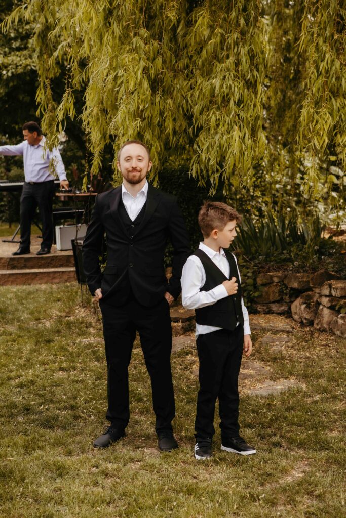 Brautigam wartet mit seinem Sohn auf die Braut.