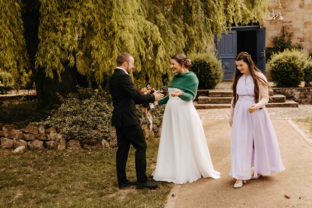 Bräutigam sieht seine Braut zum ersten mal.