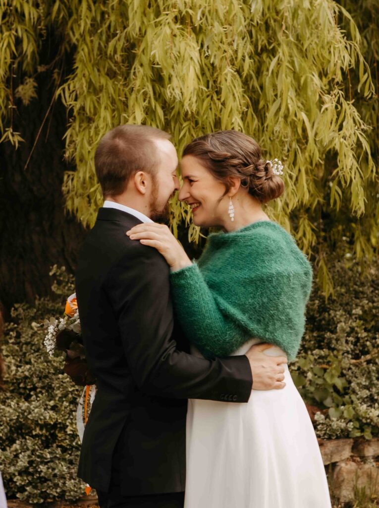 Bräutigam umarmt seine Braut.