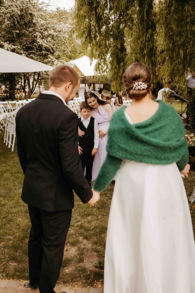 Brautpaar zeigen sich das erste mal den Kindern.