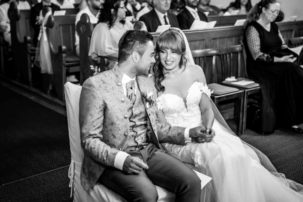 Brautpaar sitzt