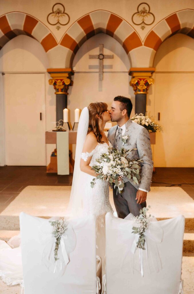 Brautpaar küßt sich in der Kirche