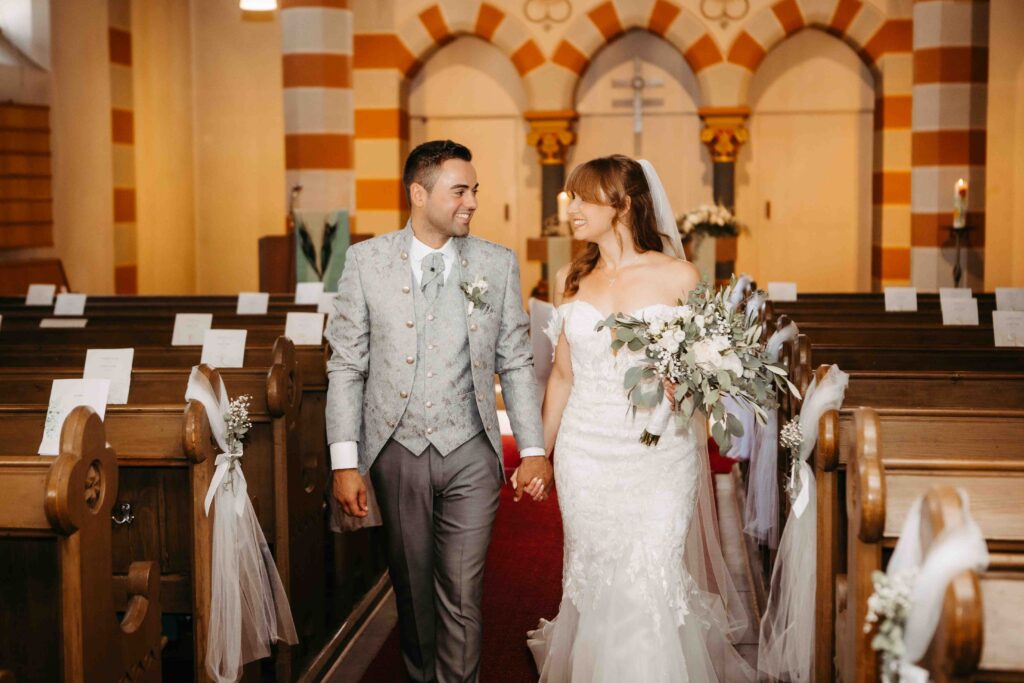 Brautpaar schaut sich in der Kirche an.