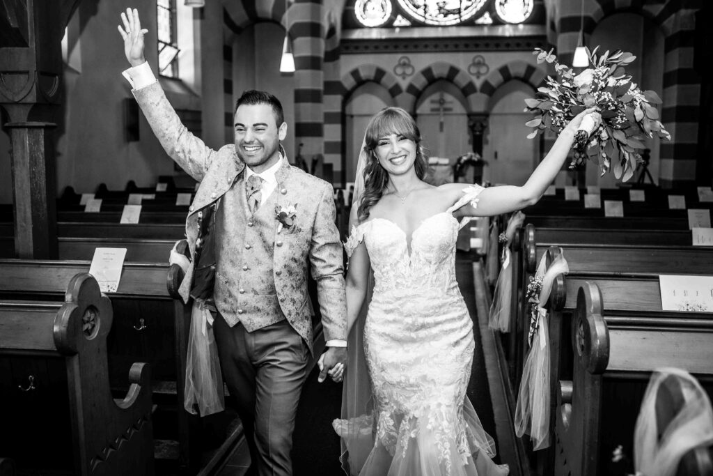 Brautpaar ist glücklich in der Kirche