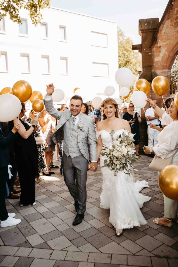 alle feiern mit dem Brautpaar luftballon im hintergrund