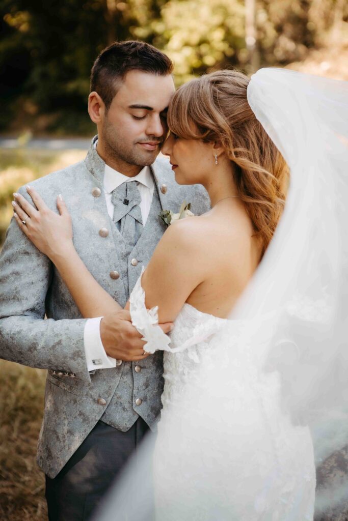 liebevolle umarmung vom Brautpaar in der Natur