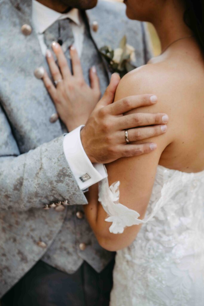 Liebevolle Umarmung des Brautpaares am Falkenberg Flörsheim