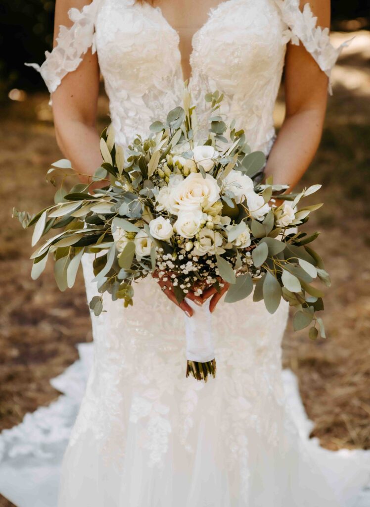 Brautstrauß in der Hand der Braut