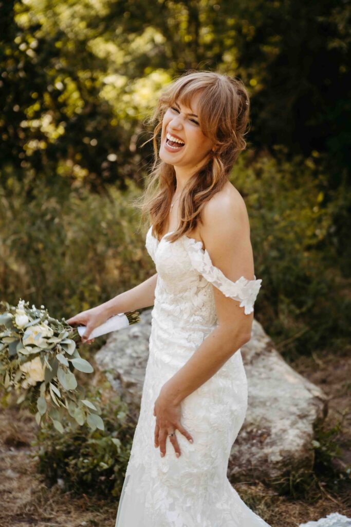 Braut lacht herzhaft.