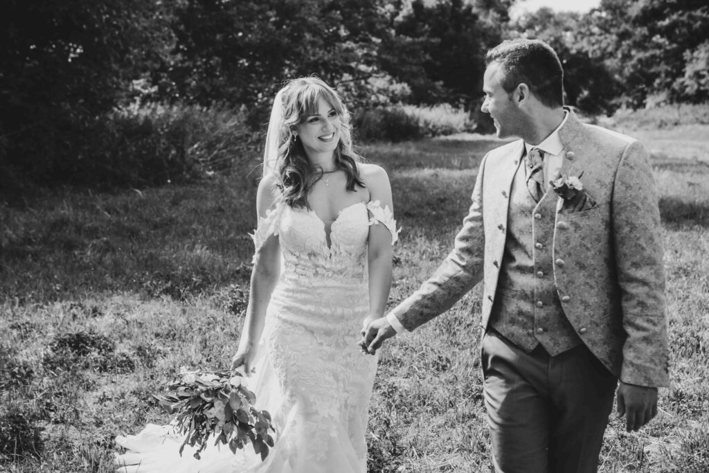 Brautpaar auf dem Falkenberg Flörsheim bei natürlicher Hochzeitsreportage