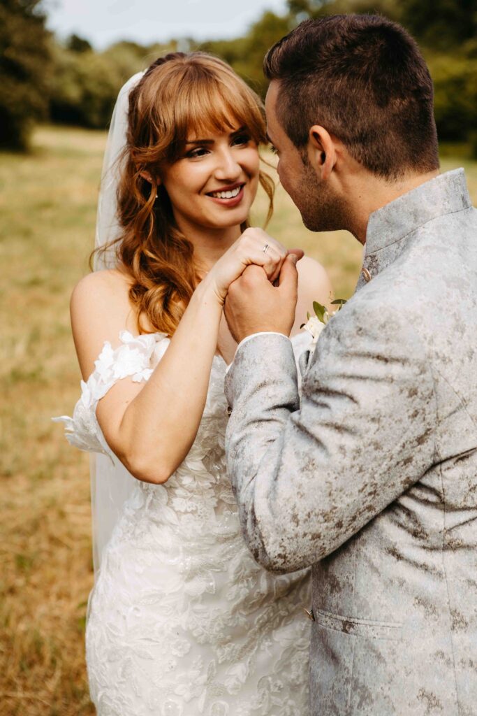 Beide schauen sich verliebt an