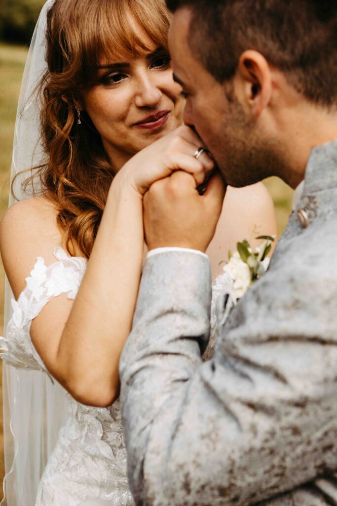 Der Bräutigam küßt die Hand seiner Frau